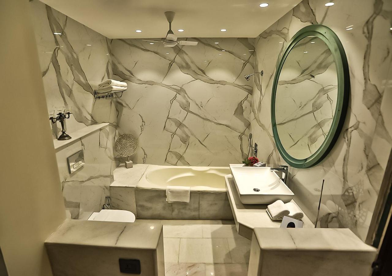 Deluxe Room with Bath Tub, INR 500 OFF on Airport Transfer and Spa Session